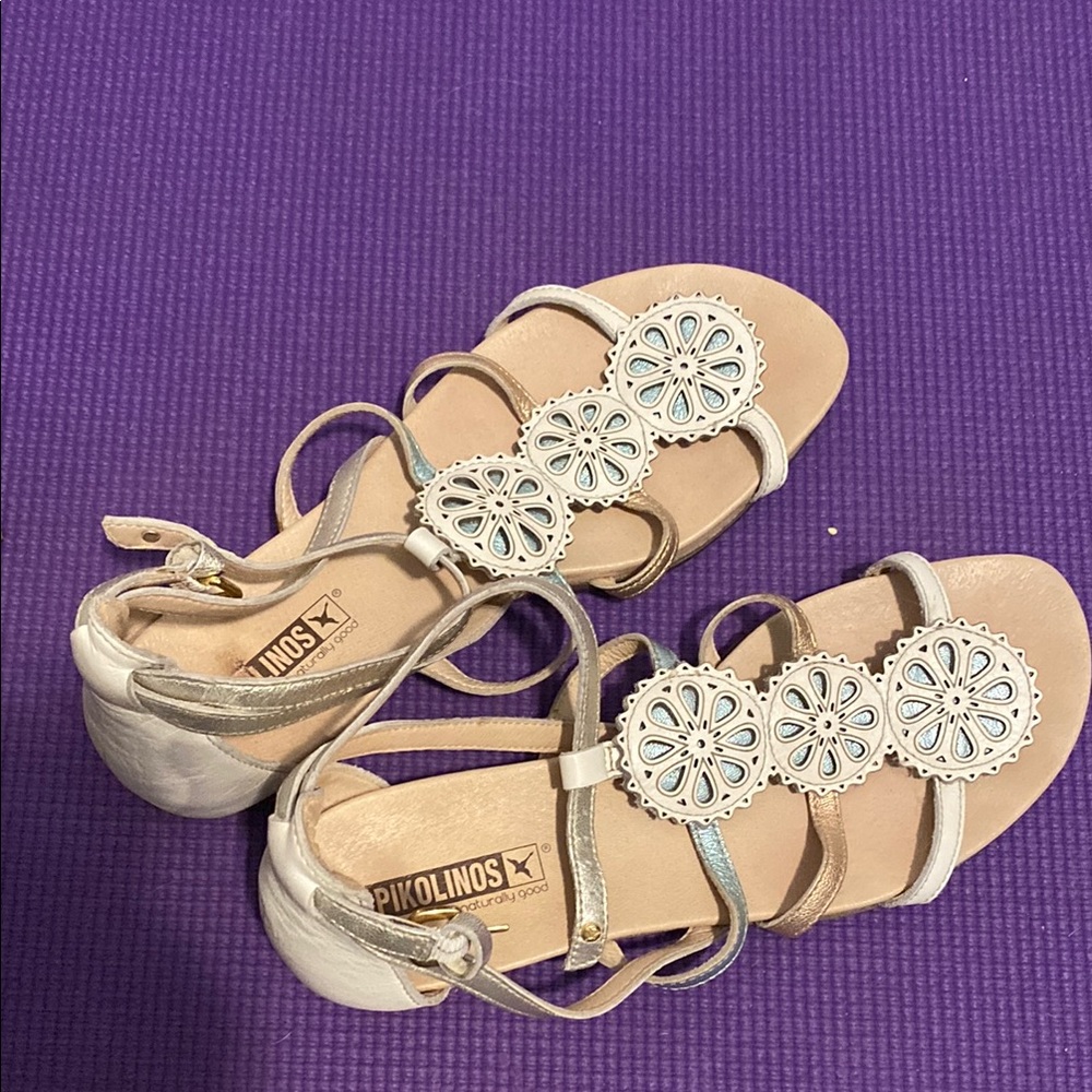 Pikolinos Women's Cream and Silver Sandals